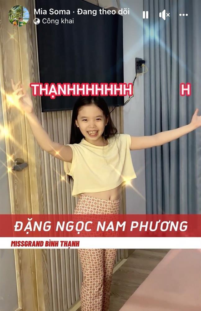 Con gái Phương Trinh Jolie 9 tuổi catwalk, hô tên như Hoa hậu-3