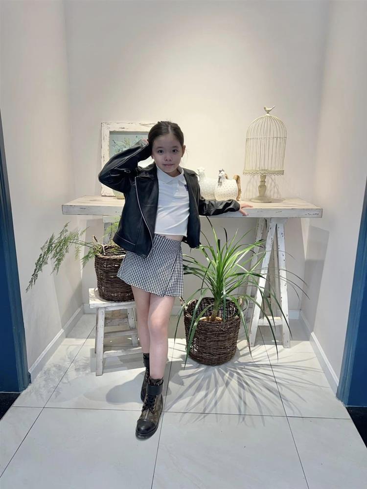Con gái Phương Trinh Jolie 9 tuổi catwalk, hô tên như Hoa hậu-9