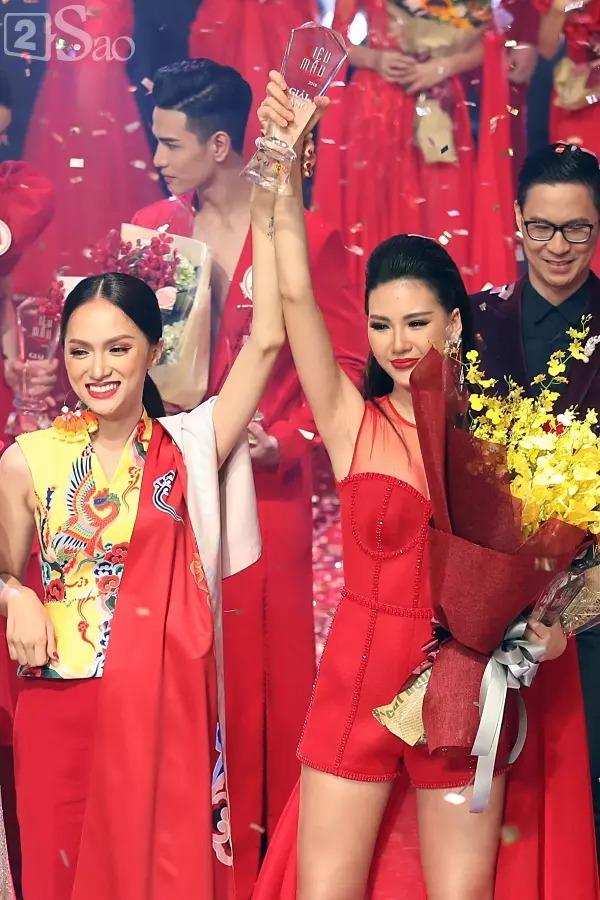 Hương Giang - Quỳnh Hoa: Thầy trò chung váy, cùng sáng trên đất Thái-9