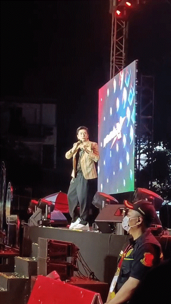 Chi Dân vội cầu cứu khán giả khi gặp sự cố trên sân khấu-2