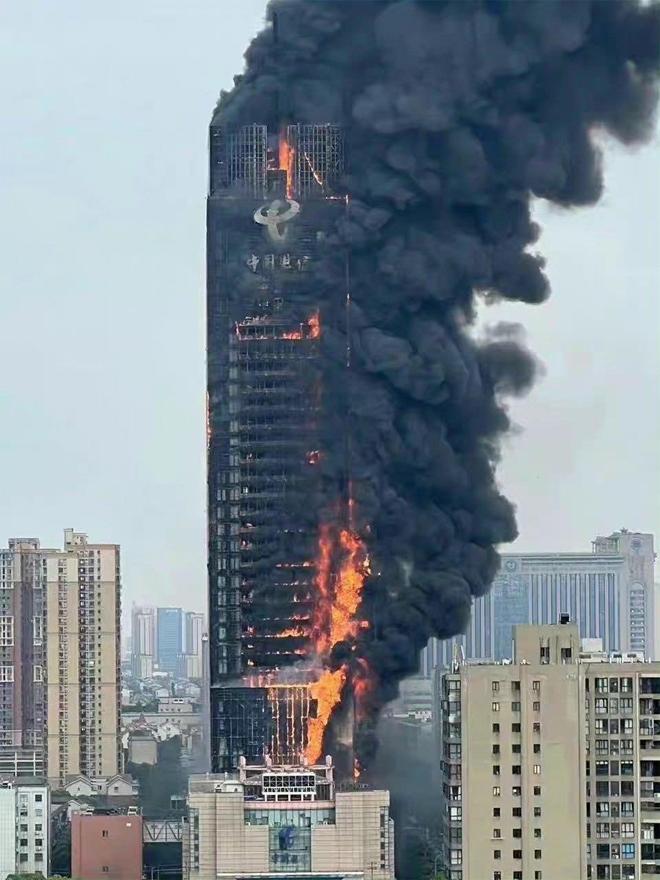 Cháy ngùn ngụt tại tòa nhà cao chọc trời ở Trung Quốc-2
