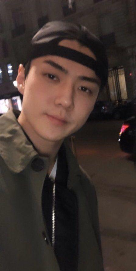 Sehun (EXO) đến tận bàn ký tặng fan Việt trong nhà hàng-1