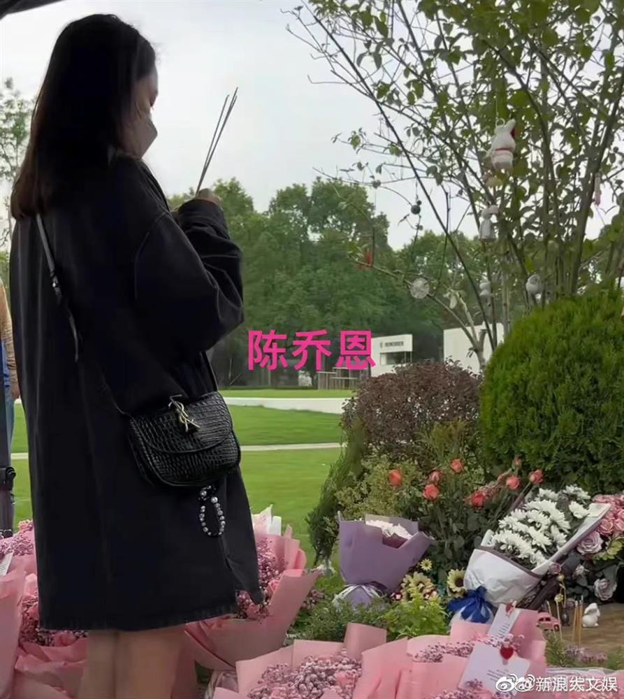 Trần Kiều Ân cùng chồng trẻ viếng mộ Kiều Nhậm Lương-2