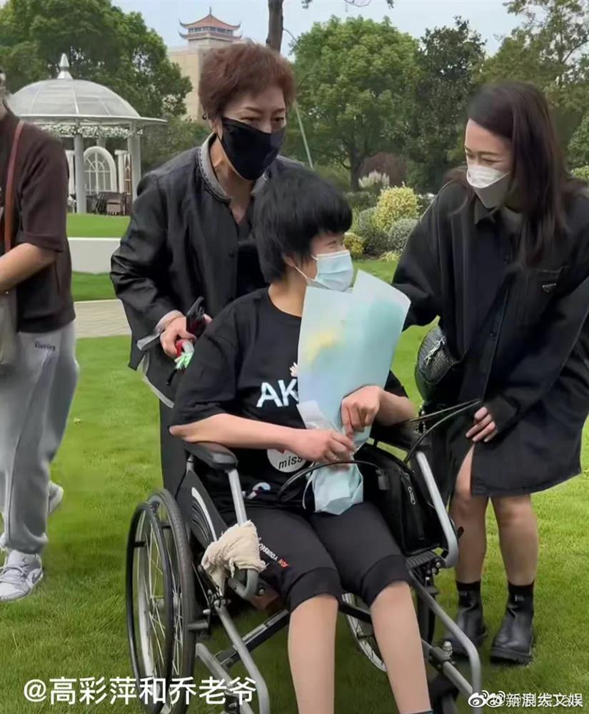 Trần Kiều Ân cùng chồng trẻ viếng mộ Kiều Nhậm Lương-3