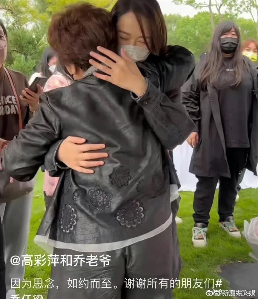 Trần Kiều Ân cùng chồng trẻ viếng mộ Kiều Nhậm Lương-4