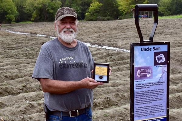 Người đàn ông Mỹ mua được vali cũ đựng đầy tiền mặt-3