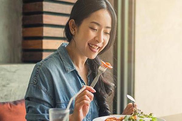 Đang ngồi ăn với đám bạn, tôi bất ngờ thấy mẹ dắt theo đứa trẻ lạ-1