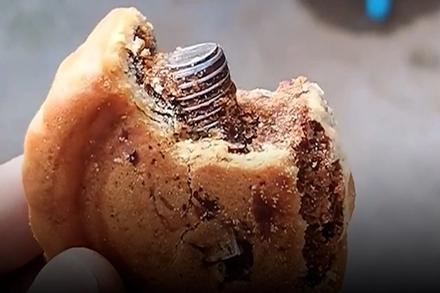 Gãy răng do cắn trúng ốc vít trong bánh trung thu ở Trung Quốc
