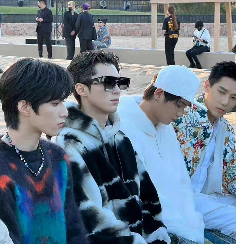 Trong bức ảnh chụp dàn sao, có thể thấy ngoại hình Vương Hạc Đệ nổi bật hơn cả. Nhiều cư dân mạng khen ngợi nam diễn viên có gương mặt điển trai và khí chất thời thượng.