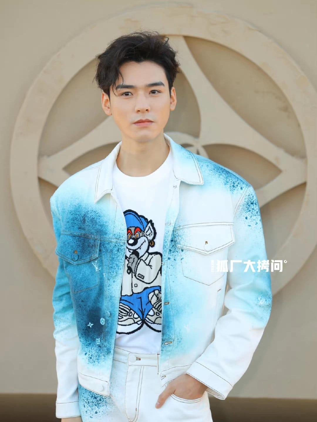 Về phía Cung Tuấn, anh lộ khuyết điểm gương mặt to dù đã được trang điểm kỹ lưỡng.