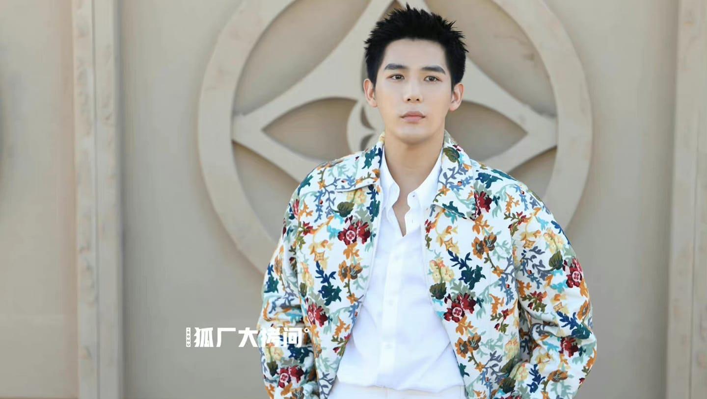 Vương An Vũ "ăn điểm" nhờ gương mặt nam tính, điển trai. Ngoại hình anh gần như không khác biệt khi chụp bằng camera thường.