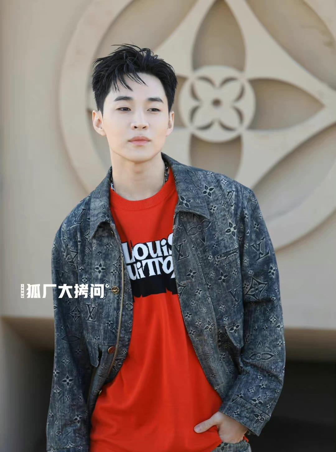 Henry Lưu Hiến Hoa sở hữu làn da căng bóng mịn màng. Nam ca sĩ đặc biệt chú tâm tới việc chăm chút ngoại hình.