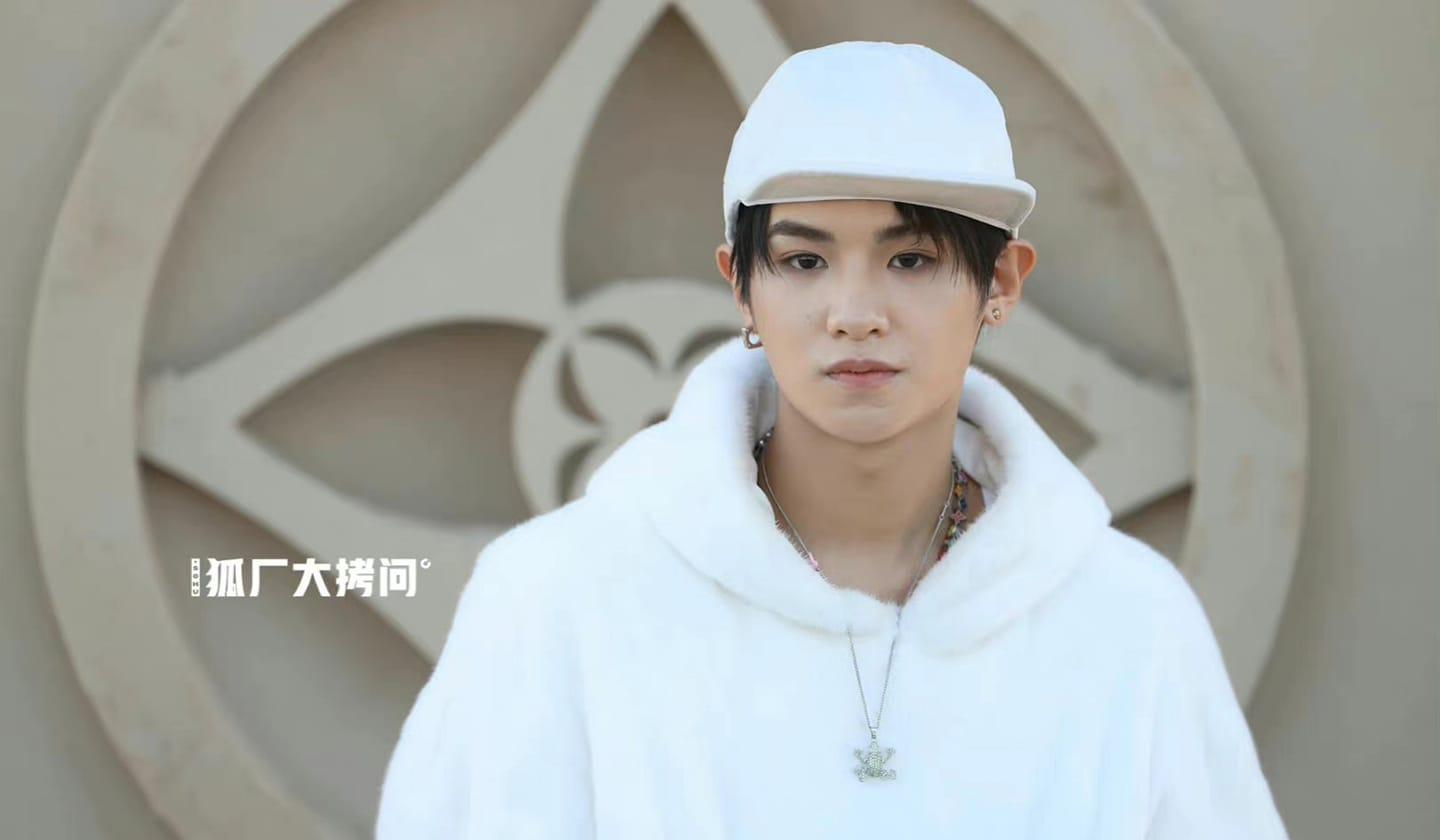 Justin Hoàng Minh Hạo gây ấn tượng với phong cách trẻ trung, hip hop.