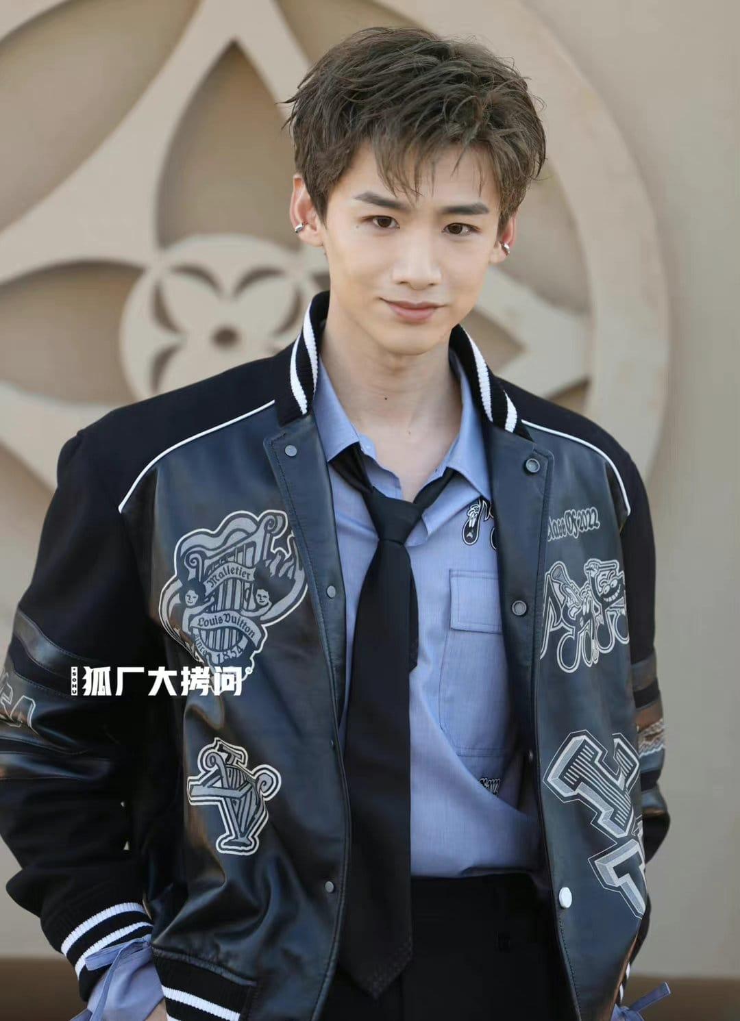 Thời điểm gần đây dường như Bạch Kính Đình đã sụt cân. Anh xuất hiện với ngoại hình mệt mỏi, hốc hác.