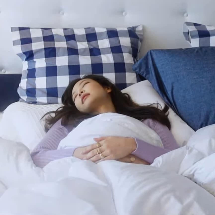 Lộ ảnh V nằm trên giường nhà Jennie, fan buộc phải tin-3