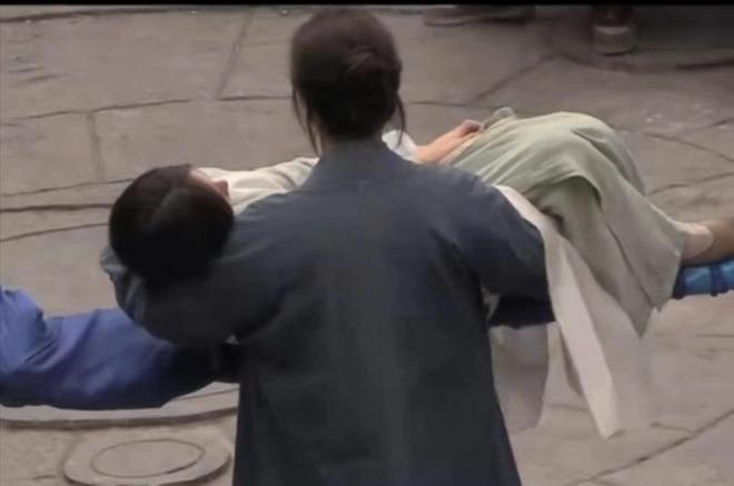 Chân Tử Đan bị chê cười vì không bế nổi bạn diễn nữ-4