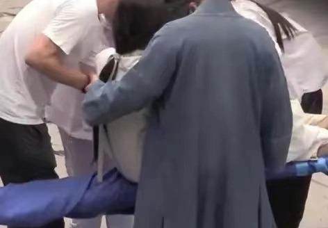 Chân Tử Đan bị chê cười vì không bế nổi bạn diễn nữ-3