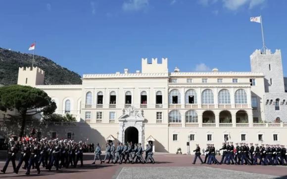 Cung điện của Vua, Nữ hoàng đương nhiệm vẫn đang sinh sống-2