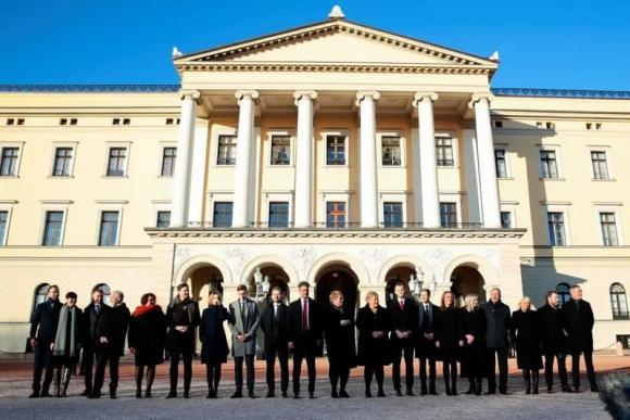 Cung điện của Vua, Nữ hoàng đương nhiệm vẫn đang sinh sống-4