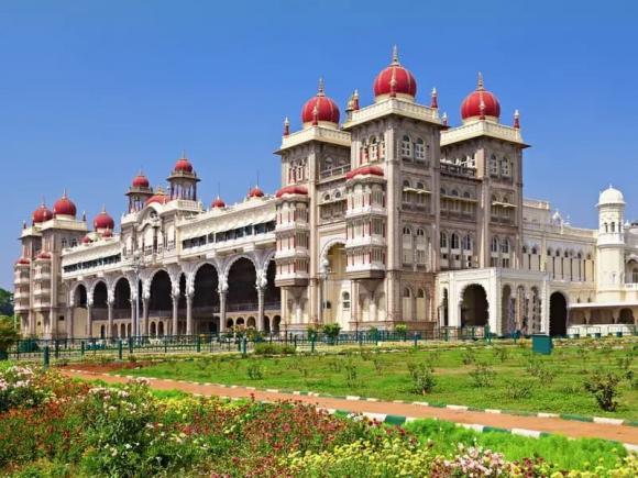 Cung điện của Vua, Nữ hoàng đương nhiệm vẫn đang sinh sống-6