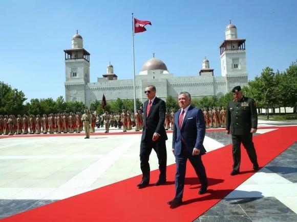 Cung điện của Vua, Nữ hoàng đương nhiệm vẫn đang sinh sống-10