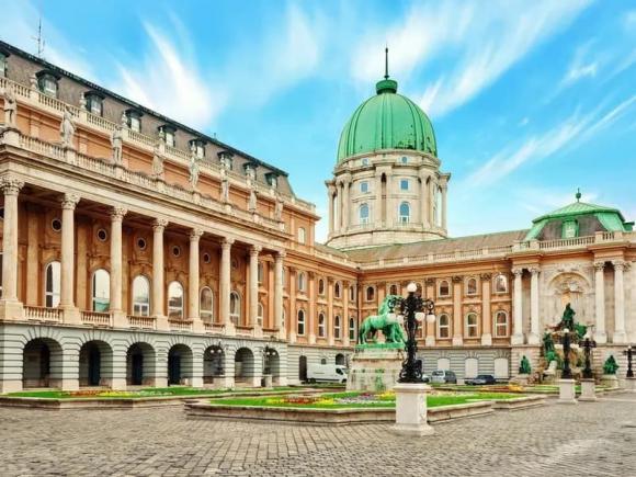 Cung điện của Vua, Nữ hoàng đương nhiệm vẫn đang sinh sống-13