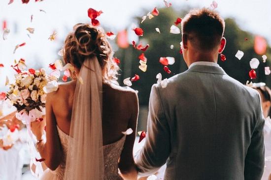 Mời 30 người bạn dự đám cưới nhưng không ai đi, chú rể nghi ngờ vợ sắp cưới