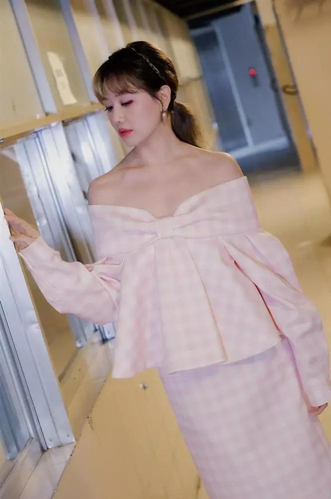 Hari Won khoe được đội vương miện độc lạ ở tuổi U40-8