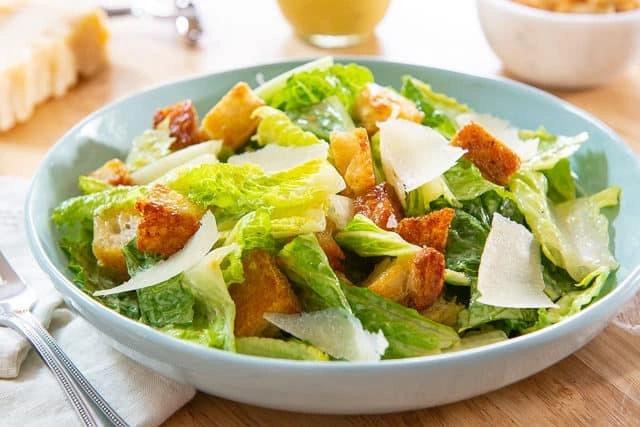 1. Salad được biết đến là một món giàu chất xơ và tốt cho sức khoẻ. Tuy nhiên món ăn này cũng là nơi chứa nhiều vi khuẩn, bao gồm cả loại có thể gây ngộ độc thực phẩm.Theo CDC Mỹ, rau xanh là một phần thiết yếu của chế độ ăn uống lành mạnh nhưng thực phẩm này rất dễ nhiễm độc. Rửa rau không thể loại bỏ được vi khuẩn vì chúng có thể bám chặt ở bề mặt lá và thậm chí xâm nhập vào bên trong lá. Ảnh: Fifteen Spatulas.