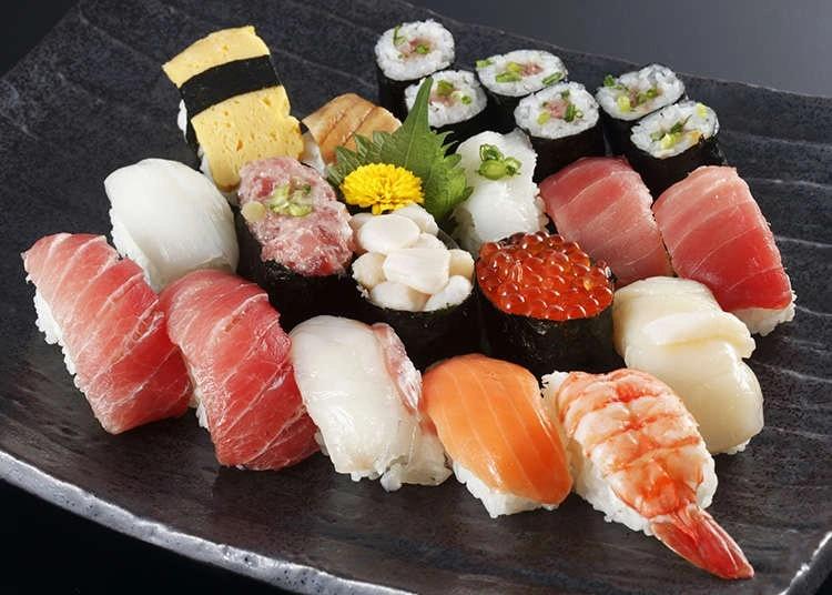 7. Sushi: Là một món không thể thiếu trong ẩm thực Nhật, nguyên liệu gồm hải sản tươi sống ăn kèm với rong biển và rau. Tuy nhiên bạn nên tránh các loại cá, hải sản tươi sống hoặc chưa được nấu chín vì chúng chứa nhiều vi khuẩn và ký sinh trùng gây hại. Sushi cũng làm tăng lượng muối trong cơ thể khi ngâm chúng trong nước tương (tăng gần 40% lượng muối khuyến nghị mỗi ngày), dễ khiến bạn đầy hơi trong suốt hành trình bay. Ảnh: Live Japan.