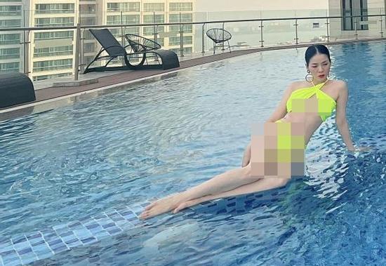 Lệ Quyên thả dáng cạnh hồ bơi, nhan sắc cực nuột