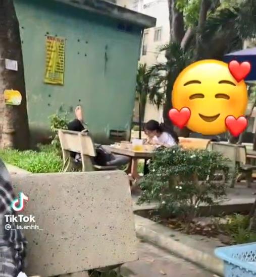 Người yêu ăn chậm, chàng trai gác chân lên ghế ngủ luôn một giấc-2