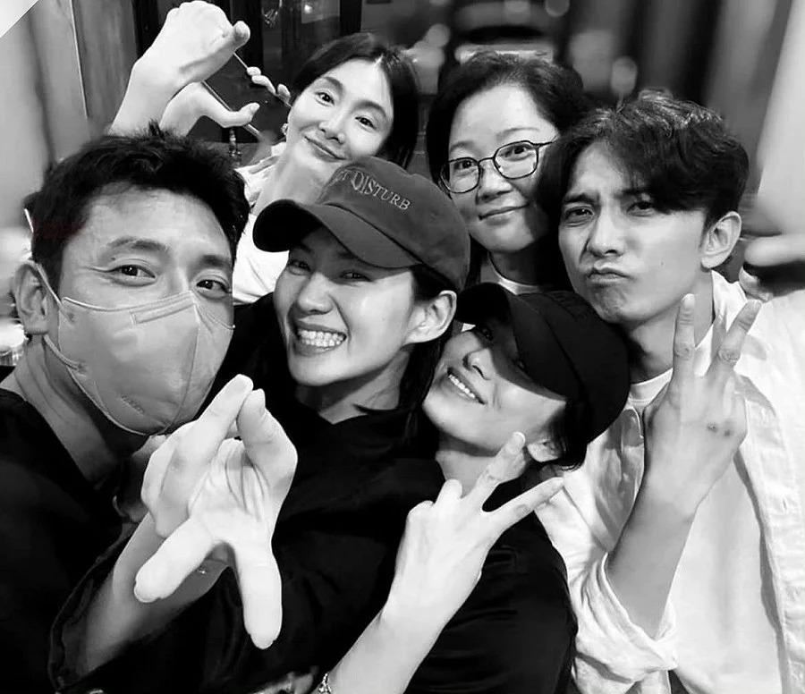 Món phụ kiện hack tuổi được Song Hye Kyo ưu ái khi lên đồ-4