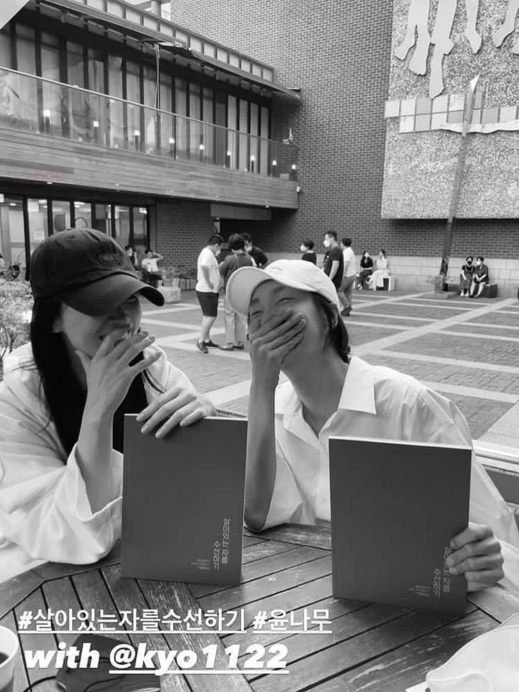 Món phụ kiện hack tuổi được Song Hye Kyo ưu ái khi lên đồ-5