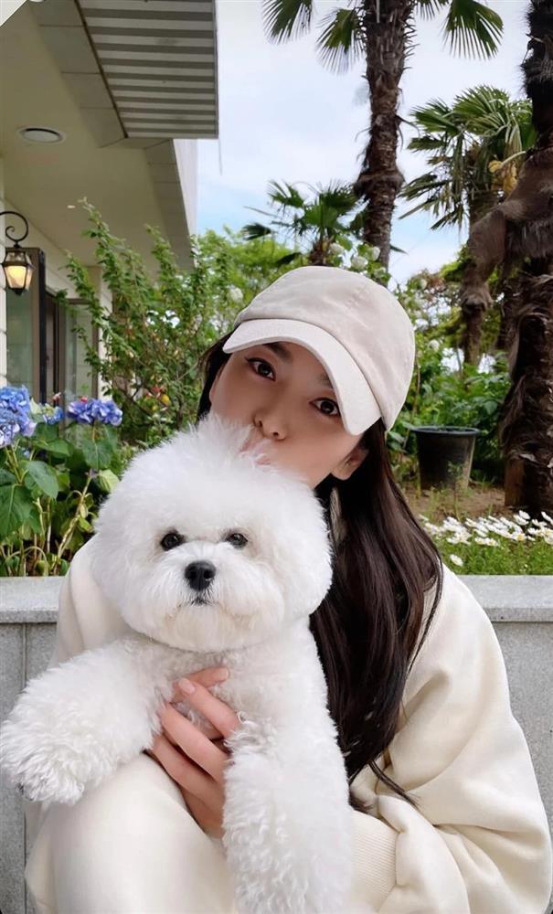 Món phụ kiện hack tuổi được Song Hye Kyo ưu ái khi lên đồ-6