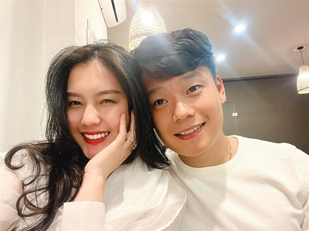 Vợ hot girl sinh con cho trung vệ nổi tiếng đội tuyển Việt Nam-2