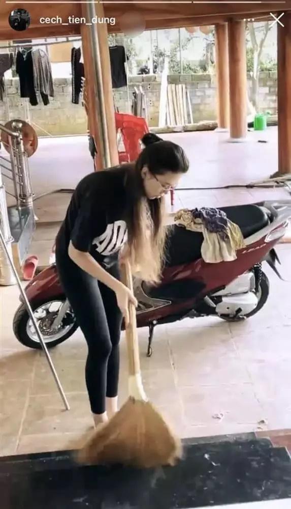 Vợ Tây 5 lần 7 lượt bị Bùi Tiến Dũng dìm hàng, nhan sắc thế nào?-12