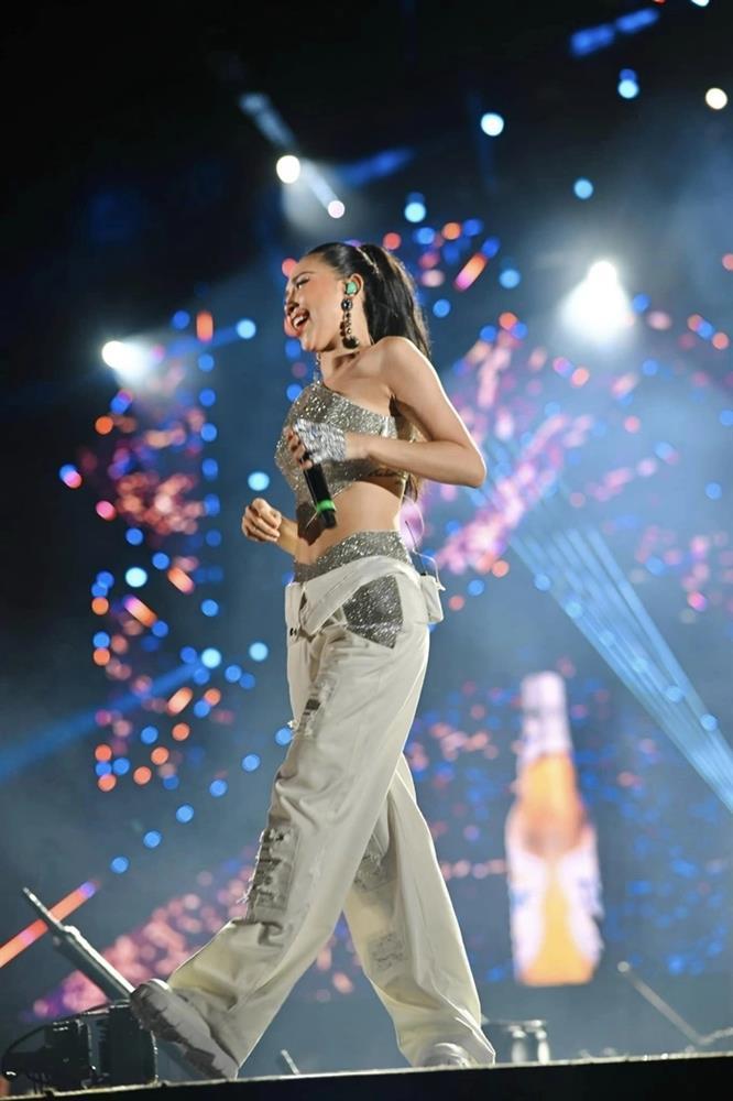 Tóc Tiên bất ngờ bị bung áo trên sân khấu khi đang trình diễn vũ đạo?-1