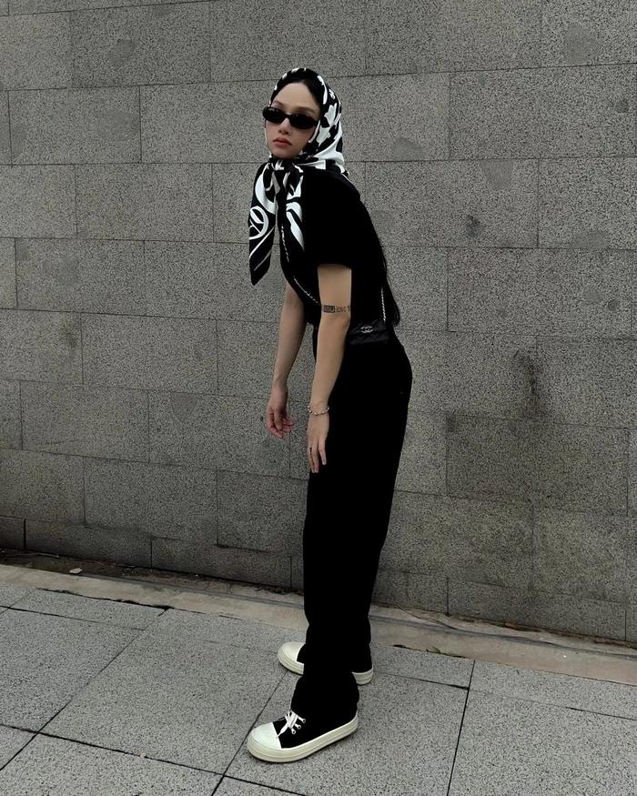 Hà Hồ khoe túi bàn ủi lạ mắt, Miu Lê chơi trội với túi gối-1