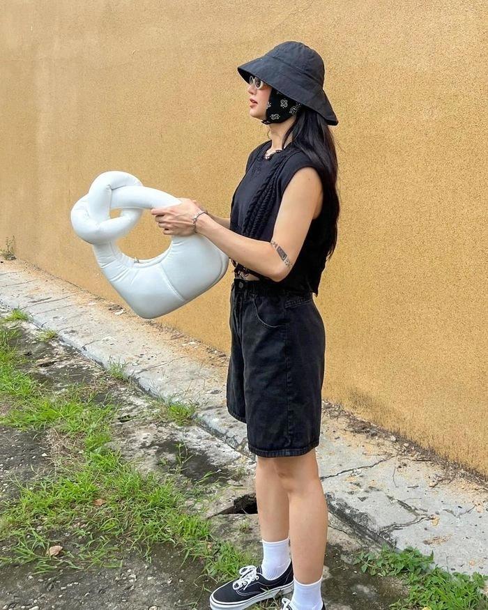 Hà Hồ khoe túi bàn ủi lạ mắt, Miu Lê chơi trội với túi gối-7