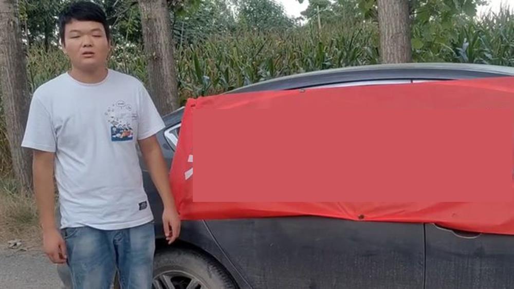 Anh chàng treo băng rôn, phát loa đòi nhà bạn gái cũ 400 triệu đồng-2