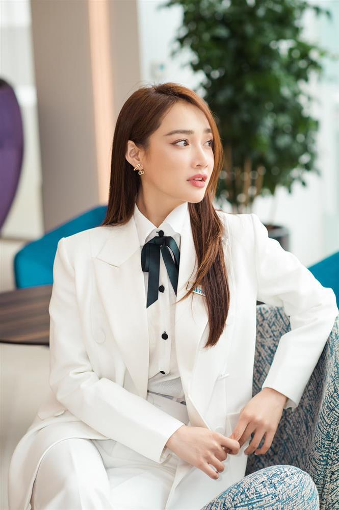 Nhan sắc Nhã Phương khi đồng nghiệp quên chỉnh ảnh-7