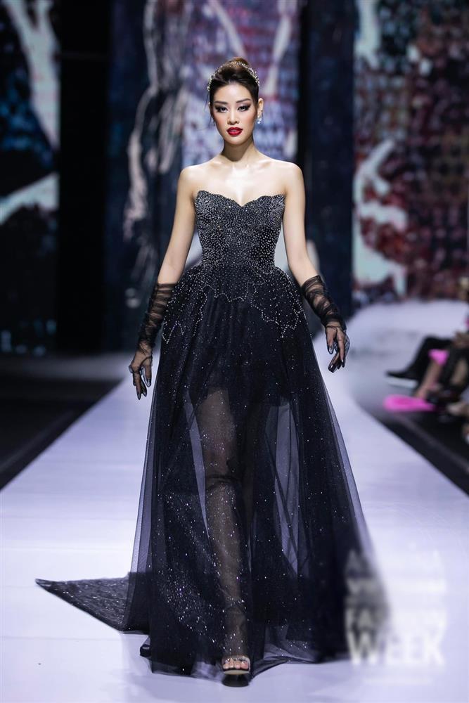 Tranh cãi về trình catwalk của Khánh Vân và Hoàng Thùy-5