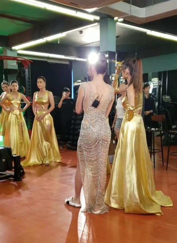 Lương Thùy Linh dép lê vẫn vượt thí sinh hoa hậu guốc 15 phân-2