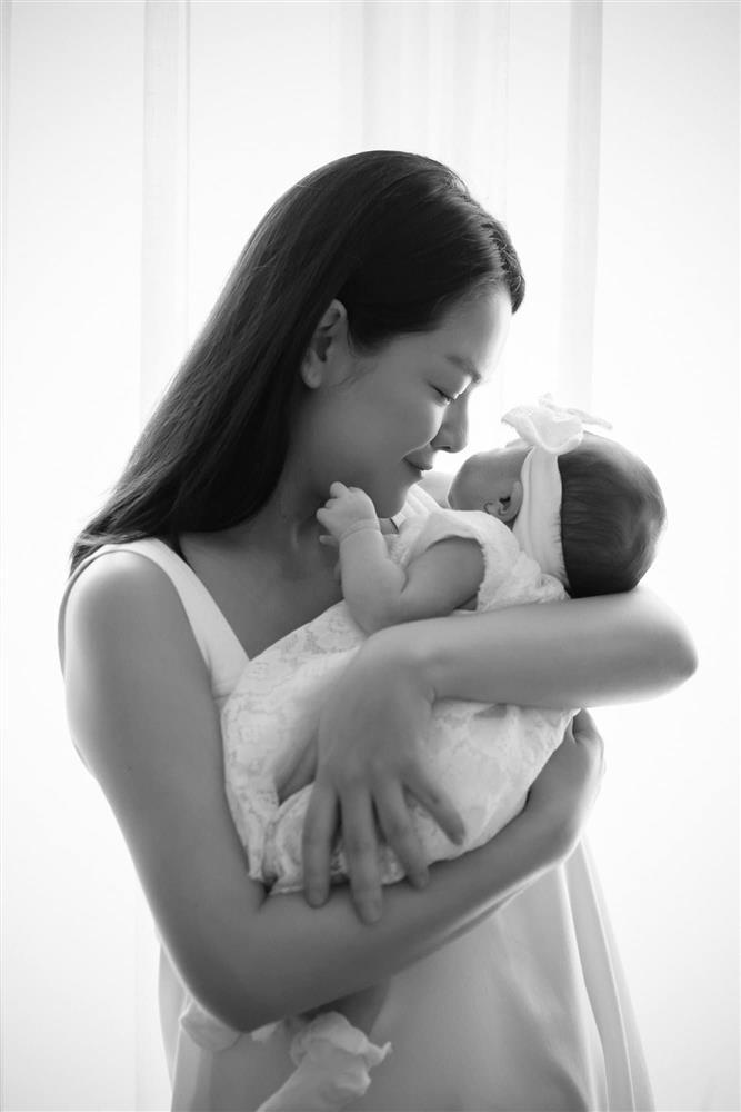 Phạm Quỳnh Anh công khai gương mặt con gái thứ 3-3