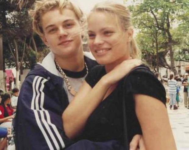 Tại buổi công chiếu Romeo + Juliet ở Los Angeles năm 1996, Zang đi trên thảm đỏ cùng DiCaprio. Trong sự kiện, cặp sao cũng nắm tay và cười đùa cùng nhau. Lúc đó, theo Elle, DiCaprio và Zang đã hẹn hò được khoảng hai năm. Cuối cùng, cặp sao chia tay với lý do người mẫu Zang không chịu được tính cách trẻ con của DiCaprio. Theo People, năm 1998, DiCaprio dành phần lớn thời gian sau khi chia tay với Zang để đi chơi ở các câu lạc bộ thâu đêm suốt sáng