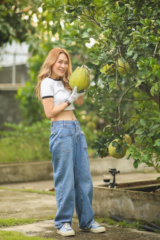 Thế nhưng sau khi bị đồn có bầu, vẫn là áo phông và quần jeans nhưng đã được chuyển thành croptop và quần thụng.