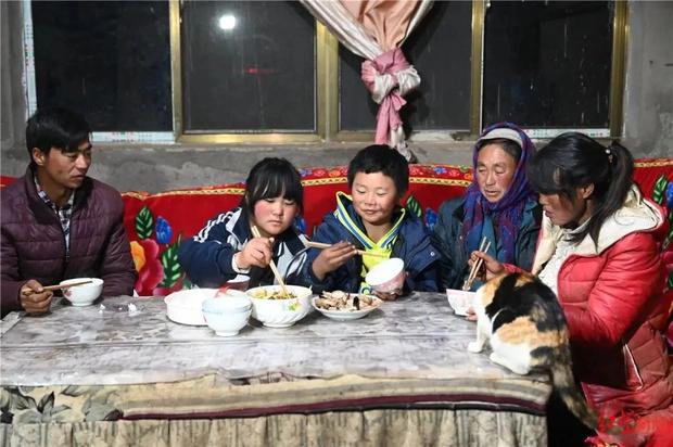 Cuộc sống cậu bé đóng băng hiện giờ thế nào?-7