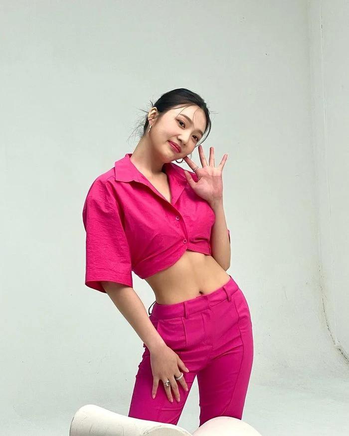 Mỹ nhân Hàn đam mê quần cạp trễ: Jisoo quyến rũ, Joy sexy hết nấc-7