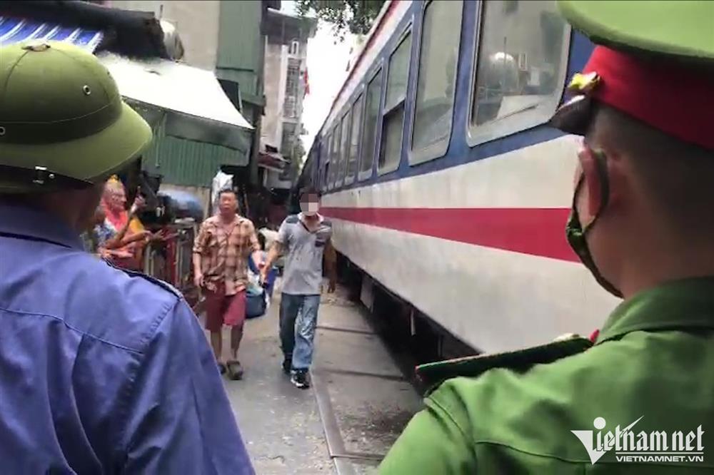 Cố lách chụp ảnh, người đàn ông bị tàu hất văng vào tường-1